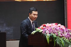 江苏盛旺集团总裁韩浩在年会上发言