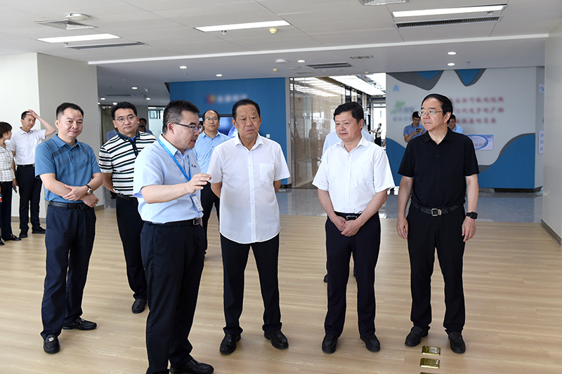 十二届全国政协副主席刘晓峰到我会连云港会员企业考察调研