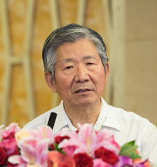 全国政协委员、国务院发展研究中心原副主任、经济学家侯云春演讲