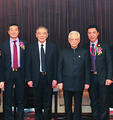 十一届全国人大常委会副委员长周铁农亲切会见理事会成员