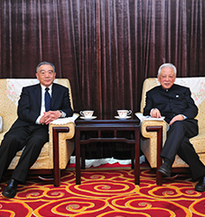 会长王治国与十一届全国人大常委会副委员长周铁农合影