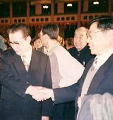 执行会长路印林与国务院原总理李鹏亲切握手