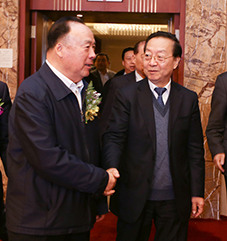 十一届全国政协副主席白立忱、部长李毅中、副局长许善达与执行会长路印林步入会场