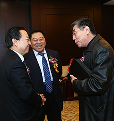 执行会长路印林、监事长李援朝与李毅中部长亲切交谈
