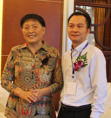 秘书长方国辉与十一届全国政协副主席张梅颖合影