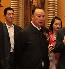 十一届全国政协副主席白立忱与秘书长方国辉步入会场.