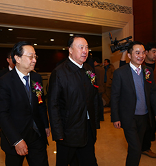 十一届全国政协副主席白立忱、工业与信息化部原部长李毅中与方国辉秘书长步入会场