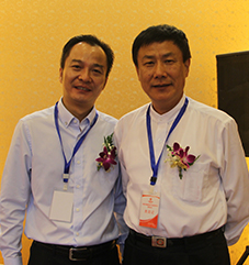 秘书长方国辉与国家发改委学术委员会秘书长张燕生合影