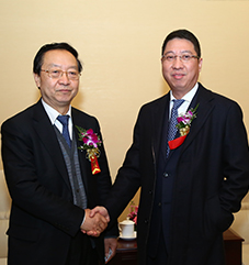 执行理事长江文填与全国政协常委、经济委员会副主任、工业与信息化部原部长李毅中合影