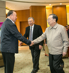 十届全国人大副委员长蒋正华与十一届全国政协副主席白立忱亲切握手