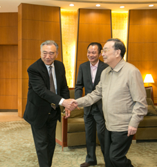 会长王治国与十届全国人大副委员长蒋正华亲切握手