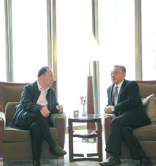 会长王治国与十一届全国政协副主席亲切交谈