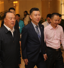 十一届全国政协副主席白立忱与于金源董事长、方国辉秘书长一同步入会场