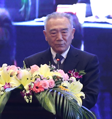 全国工商联原副主席、华夏产业经济研究院院长、北京民营科技促进会会长王治国致开幕词