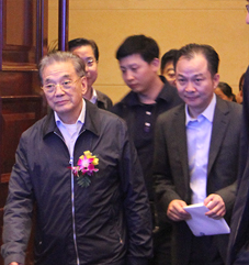 十一届全国政协副主席李金华与秘书长方国辉步入会场