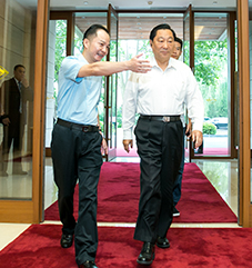 十二届全国政协副主席齐续春与秘书长方国辉步入会场